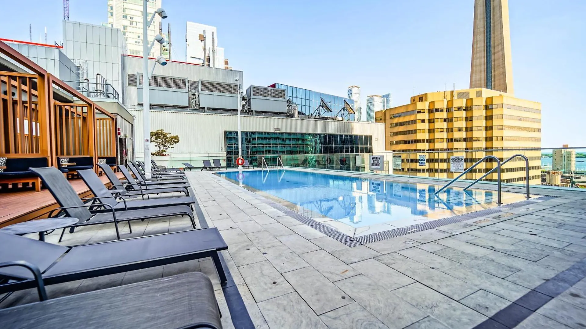 Chol Furnished Suites Heart Of Downtown Toronto, 2 Beds, Free Parking, Cn Tower View Toronto
