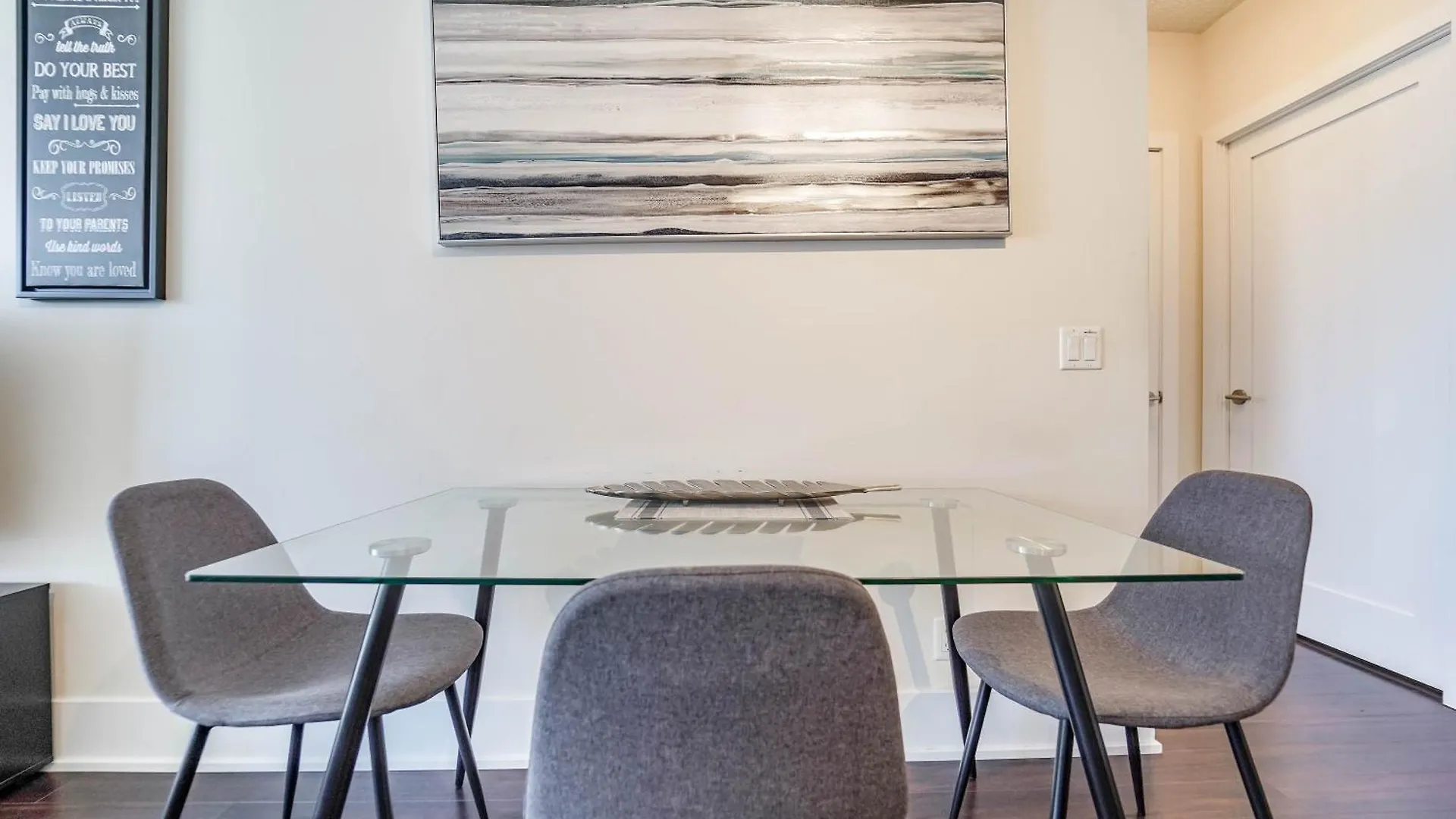 Apartment Chol Furnished Suites Heart Of Downtown Toronto, 2 Beds, Free Parking, Cn Tower View