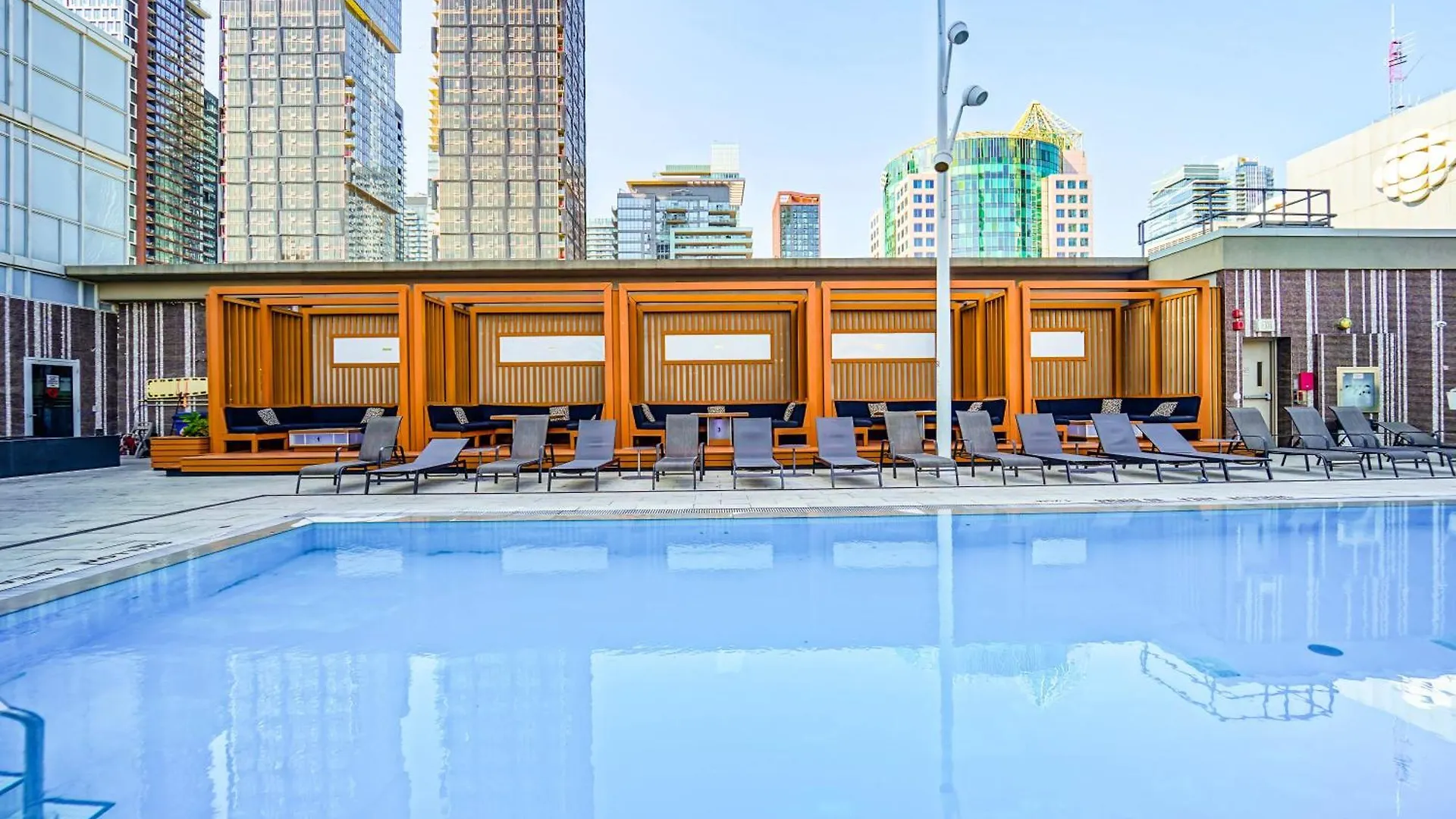 Apartment Chol Furnished Suites Heart Of Downtown Toronto, 2 Beds, Free Parking, Cn Tower View