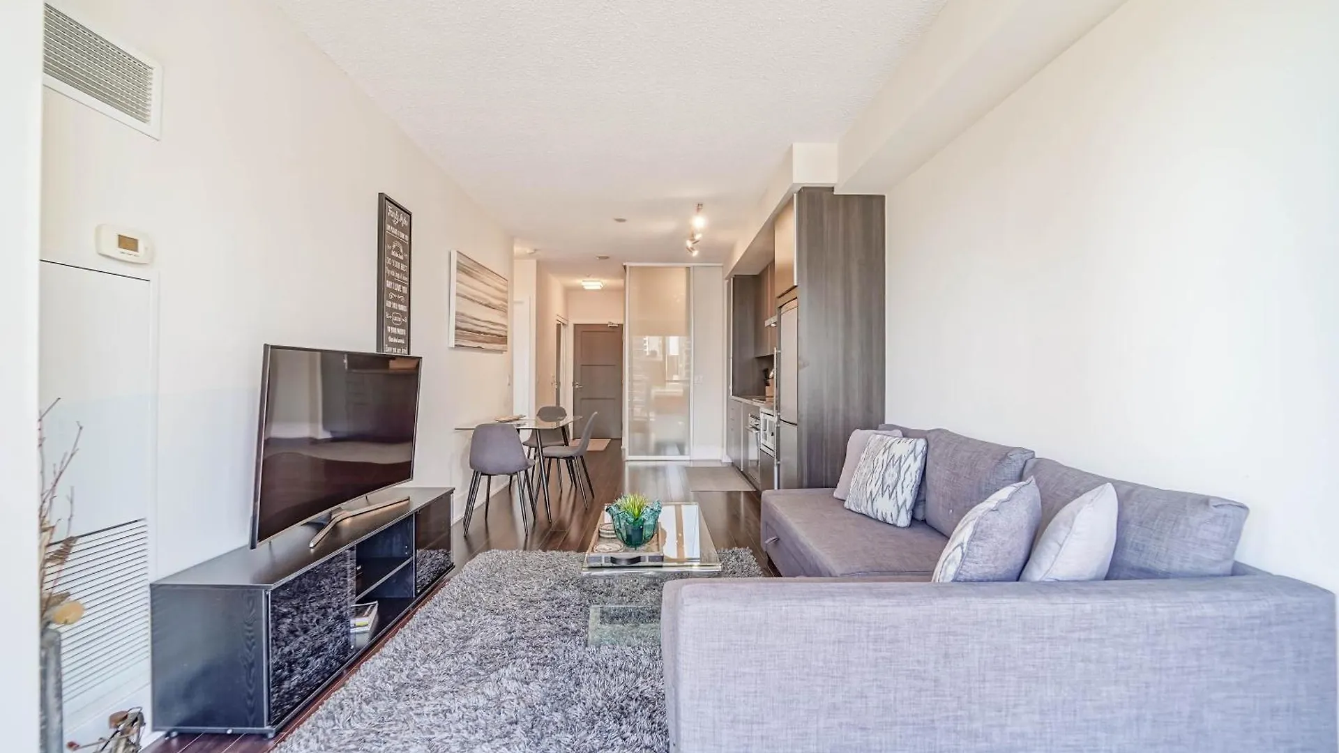 Chol Furnished Suites Heart Of Downtown Toronto, 2 Beds, Free Parking, Cn Tower View