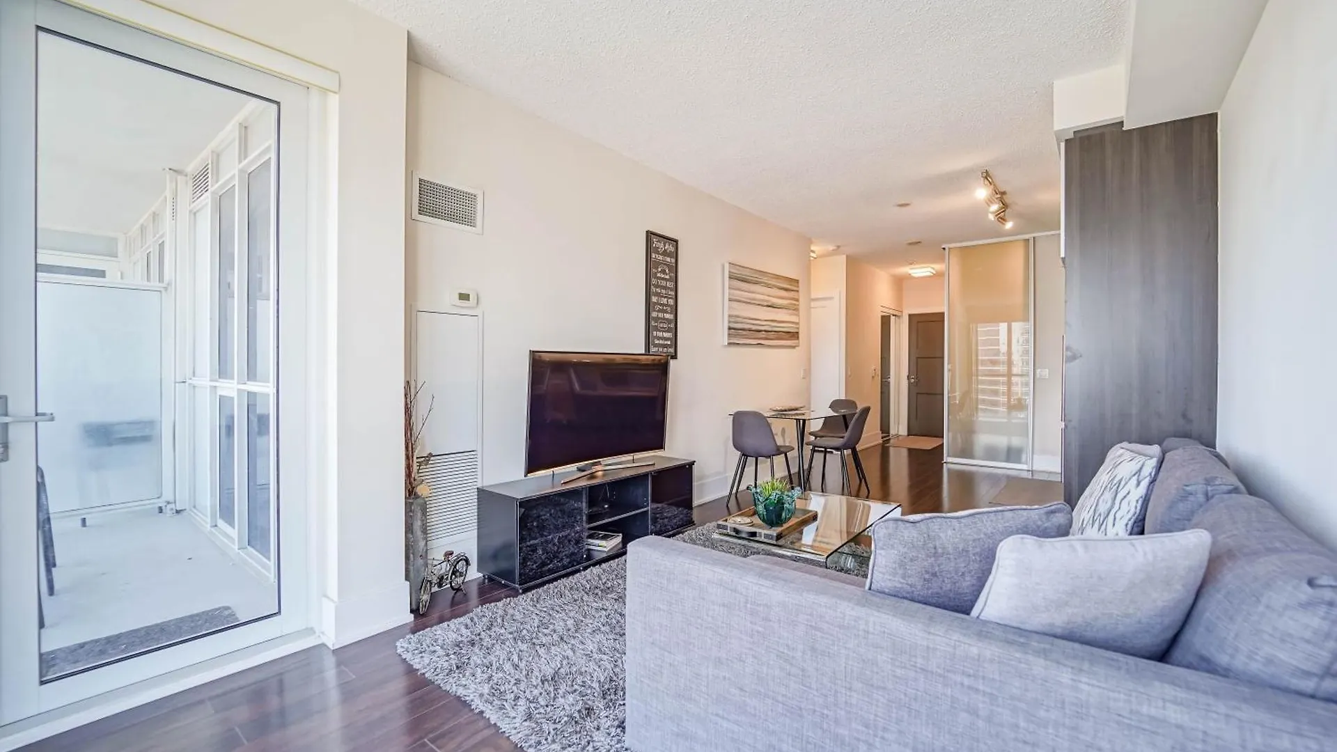 Chol Furnished Suites Heart Of Downtown Toronto, 2 Beds, Free Parking, Cn Tower View Apartment Toronto