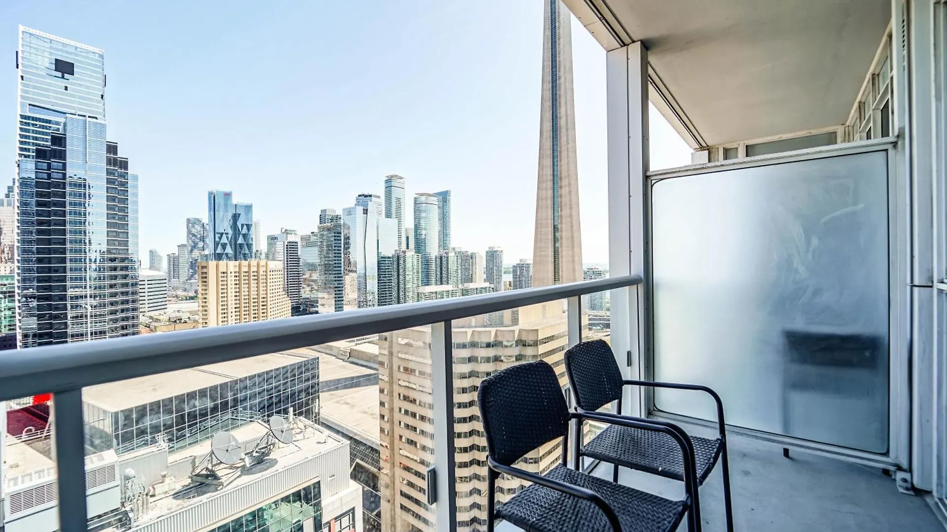 Chol Furnished Suites Heart Of Downtown Toronto, 2 Beds, Free Parking, Cn Tower View
