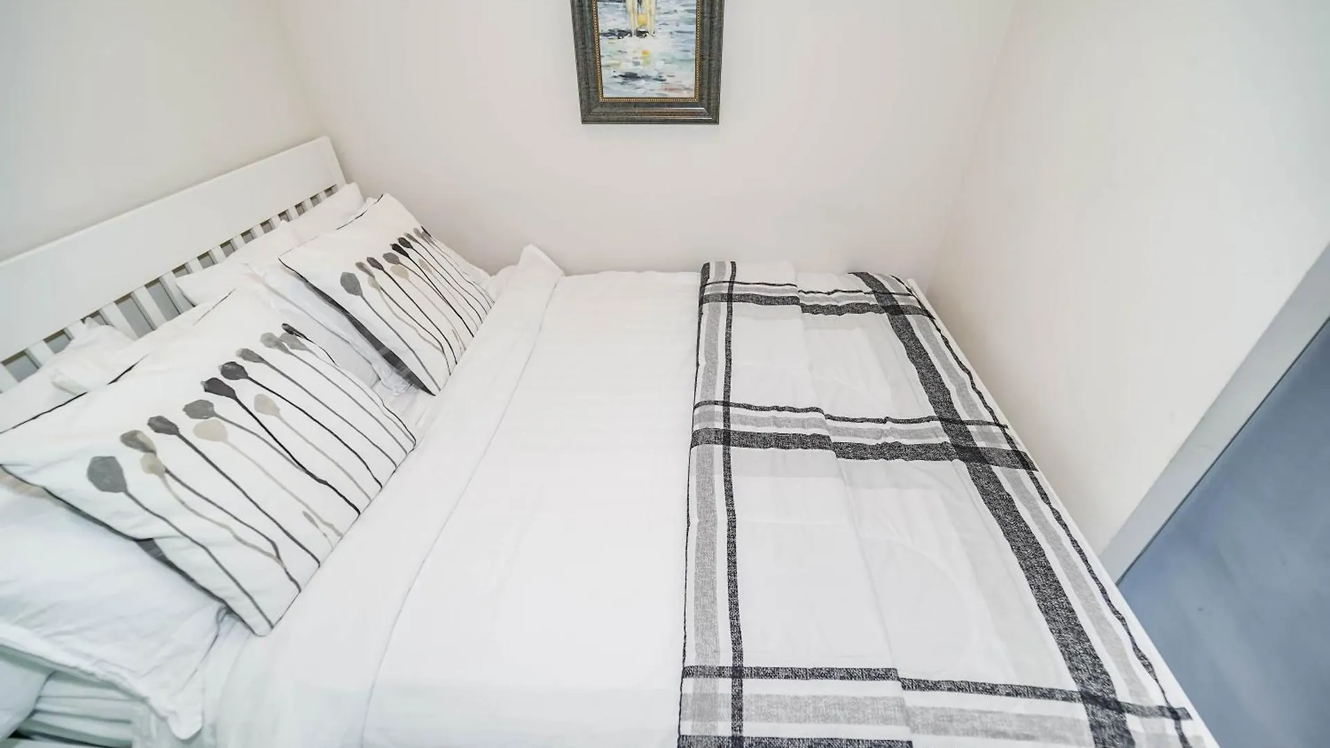 Apartment Chol Furnished Suites Heart Of Downtown Toronto, 2 Beds, Free Parking, Cn Tower View