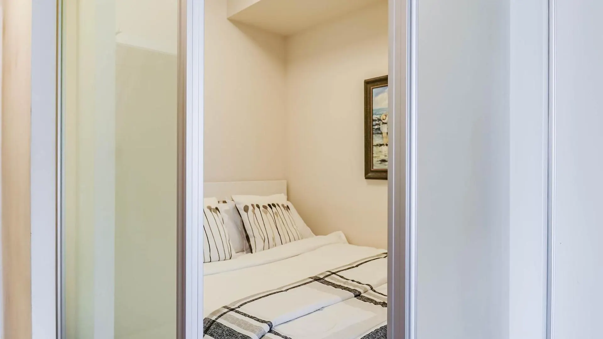 Chol Furnished Suites Heart Of Downtown Toronto, 2 Beds, Free Parking, Cn Tower View