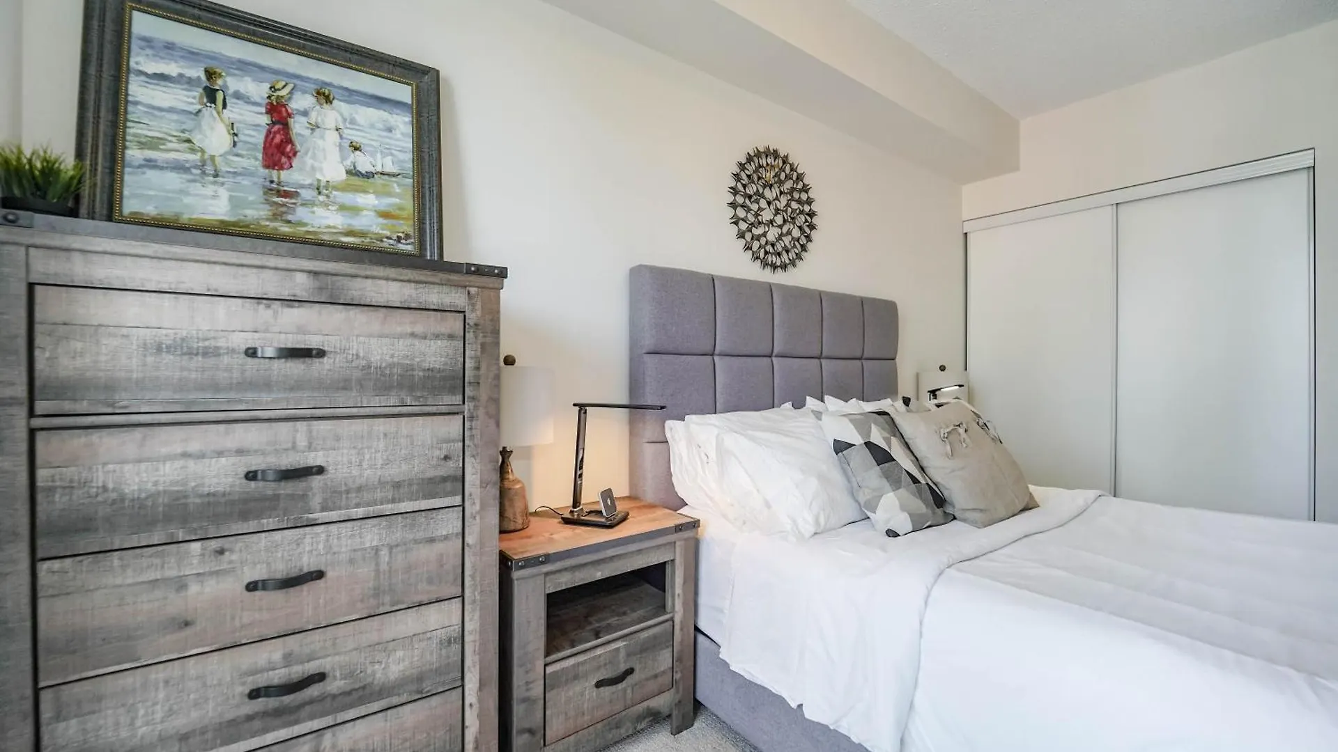 Apartment Chol Furnished Suites Heart Of Downtown Toronto, 2 Beds, Free Parking, Cn Tower View Canada