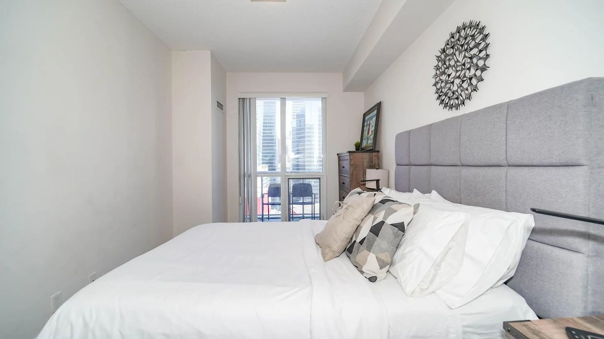 Chol Furnished Suites Heart Of Downtown Toronto, 2 Beds, Free Parking, Cn Tower View Apartment Toronto