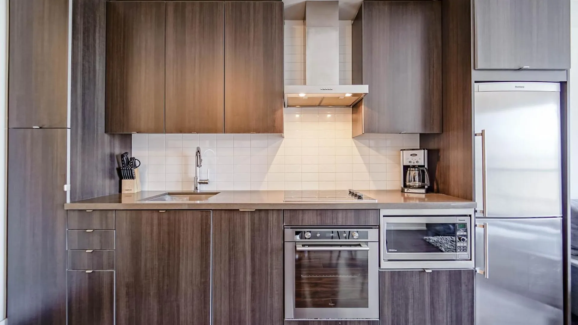 Apartment Chol Furnished Suites Heart Of Downtown Toronto, 2 Beds, Free Parking, Cn Tower View